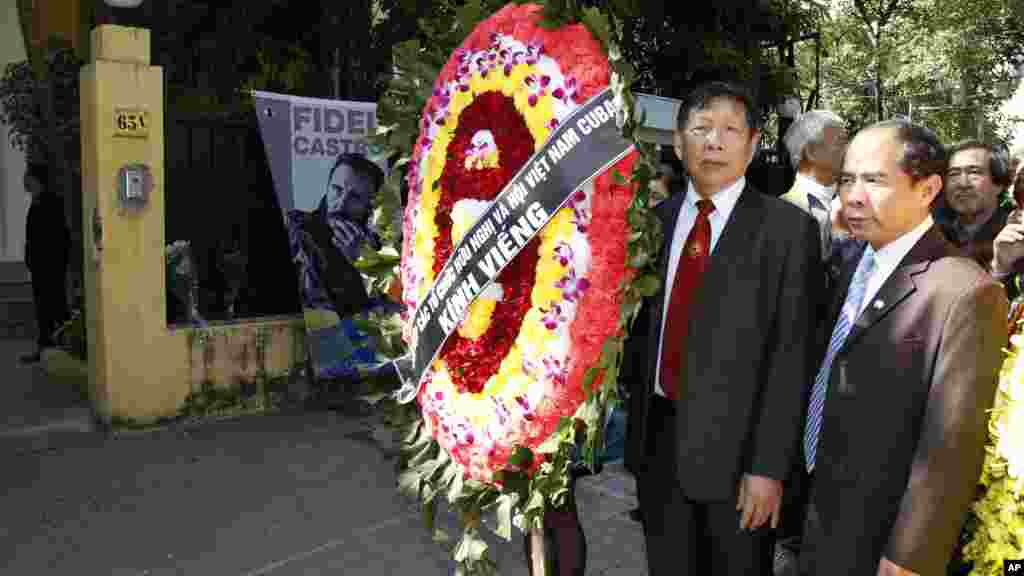 Homenagem em frente à embaixada de Cuba em Hanói, capital do Vietnam, 28 Nov 2016 