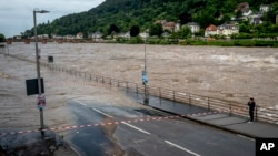 El río Neckar se desbordó en Heidelberg, Alemania, el 3 de junio de 2024. Gran parte del sur de Alemania ha quedado inundada tras las fuertes lluvias de los últimos días.