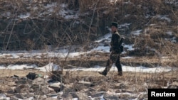 지난해 2월 북중 접경 도시 북한 신의주에서 북한군이 압록강 주변을 순찰히고 있다. 강 너머 중국 단둥에서 촬영한 사진.