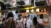 市民在支持民主的“黃店”外等待入座。（美国之音徐凯鸣拍摄) 