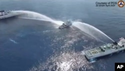 Відеокадр з відео берегової охорони Філіппін. Корабель берегової охорони Філіппін атакували водомети китайської берегової охорони, коли він наближався до вод біля мілини Скарборо, яку місцеві жителі називають Бахо-де-Масінлок, у Південнокитайському морі 30 квітня 2024 року.