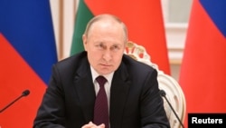 Presiden Rusia Vladimir Putin menghadiri konferensi pers dengan Presiden Belarusia Alexander Lukashenko setelah pertemuan mereka di Minsk, Belarus, 19 Desember 2022. (Sputnik/Pavel Bednyakov/Kremlin via REUTERS)