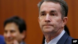  美国维吉尼亚州州长诺瑟姆(Ralph Northam)准备在记者会上讲话（2019年1月31日）