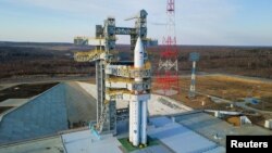 FILE - Roket Angara-A5 di landasan peluncurannya di Kosmodrom Vostochny, wilayah Amur timur jauh, Rusia, 8 April 2024. (Roscosmos/Handout via REUTERS)