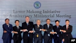 Menlu AS Mike Pompeo (tiga dari kiri) berfoto bersama para Menlu negara-negara ASEAN dalam pertemuan di Bangkok, Thailand, 1 Agustus 2019. 