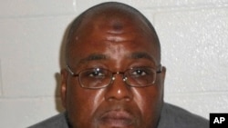 Demetrius Pitts, de Maple Heights, Ohio, acusado de intentar apoyar el terrorismo. Las autoridades federales dicen que Pitts habló a menudo sobre su apoyo a Al Qaeda y recientemente exploró ubicaciones en Cleveland para atacar a personas que asistirían a espectáculos de fuegos artificiales el 4 de julio. (Foto: Departamento de Policía de Olmsted Norte vía AP).