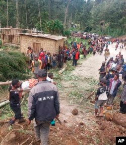 Foto yang dirilis oleh Organisasi Internasional untuk Migrasi (IOM) tampak seorang warga yang terluka akibat tanah longsor sedang ditandu untuk mendapat perawatan, di desa Yambali, Papua New Guinea, Jumat, 24 Mei 2024. (Foto: Benjamin Sipa/IOM via AP)