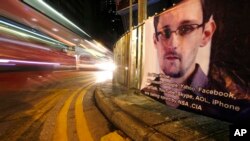 Cartel de apoyo a Snowden en Hong Kong: Snowden robó documentos que podrían ser más dañinos que lo hasta ahora revelado.
