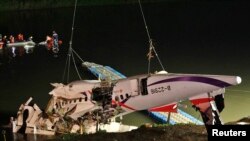 救援人員將客機吊出水面