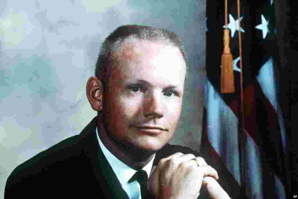 Neil Armstrong, astronot AS dan komandan Apollo 11 yang berhasil mendarat di Bulan pada 20 Juli 1969, memberikan keterangan kepada media setelah kembali dari misinya (foto: dok).