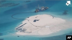 中国在约翰逊礁（菲律宾称马比尼礁，中国称赤瓜礁）兴建基础设施。