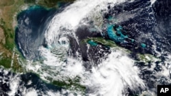 Este lunes, la imagen satelital publicada por NASA Worldview, Sistema de Información y Datos del Sistema de Observación de la Tierra (EOSDIS) muestra a la Tormenta Tropical Gamma, a la izquierda, y un fortalecimiento del Huracán Delta. 