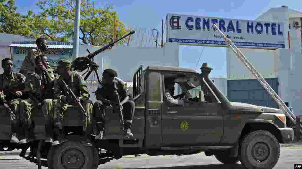 Les forces de sécurité gardent l'entrée de l'hôtel Central près de la place présidentielle à Mogadiscio.