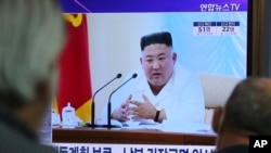 지난 24일 서울역에 설치된 TV에서 북한 김정은 국무위원장이 주재한 정치국 회의 관련 소식이 나오고 있다.