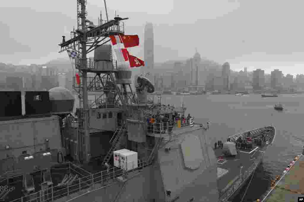 2013年11月12日,美国乔治·华盛顿航母战斗群的 “安提坦号”(USS Antietam)导弹巡洋舰在香港维多利亚港停靠,即将前往菲律宾。