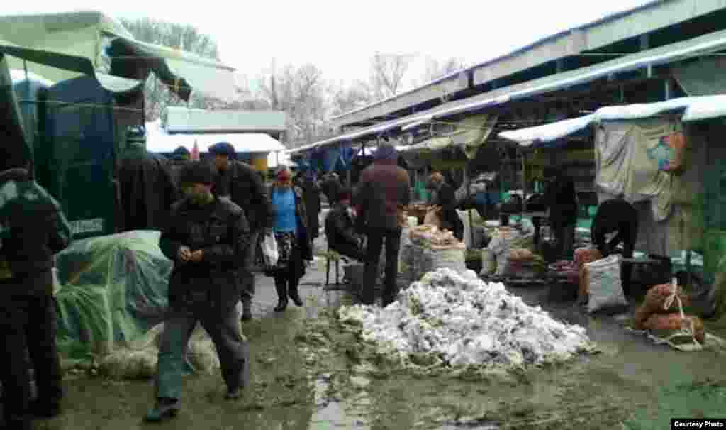 Qor bozor yo'laklarini abgor holatga keltirgan, ammo savdo to'xtamaydi.
