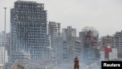 Un soldado libanés observa la destrucción en el devastado puerto de Beirut, destrozado por una explosión. Agosto 6 de 2020.