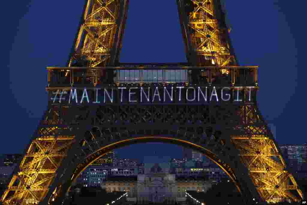 "Maintenant on agit", le message de la Tour Eiffel qui fait écho à Time's up lors de la Journée internationale des droits des femmes, à Paris, le 7 mars 2018.