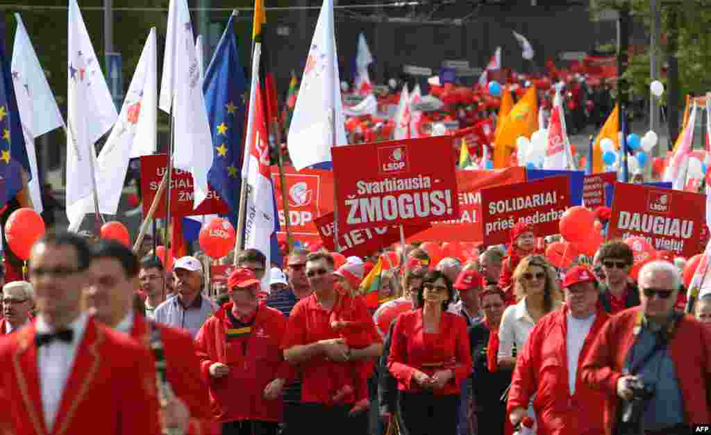Para anggota dan pendukung partai Sosial Demokratik Lithuania dan Serikat Pekerja Perdagangan ikut ambil bagian dalam parade memperingati Hari Buruh Internasional di Vilnius.