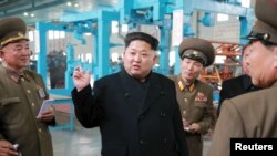 朝鲜领导人金正恩在一家机械工厂做指示。（图片来自朝鲜中央社）