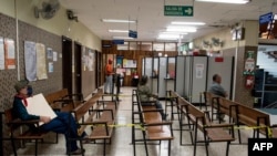 Pacientes esperan en una clínica de San José, el 18 de mayo de 2020, con una distancia prudente para evita contagios.