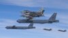 ARCHIVO: Bombarderos estadounidenses B52 vuelan junto a jets F16 y F35A de la Fuerza Aérea de Corea del Sur en ejercicios el 14 de abril de 2023.