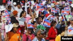 រូបឯកសារ៖ កម្មករ​រោងចក្រកម្ពុជា​ស្រែកហ៊ូរ និង​ក្រវីទង់ជាតិ​ខ្មែរ នៅ​ពេល​ដែល​ពួក​គេ​ចូលរួម​ក្នុង​បាតុកម្ម​មួយ ដើម្បី​អំពាវនាវឲ្យ​រដ្ឋាភិបាល​តម្លើង​ប្រាក់​បៀរវត្សរ៍​ក្នុង​ក្បួន​ដង្ហែរ​ថ្ងៃទិវាពលកម្ម​អន្តរជាតិ​នៅ​ទីក្រុងភ្នំពេញ ថ្ងៃទី១ ខែ​ឧសភា ឆ្នាំ២០១៥។