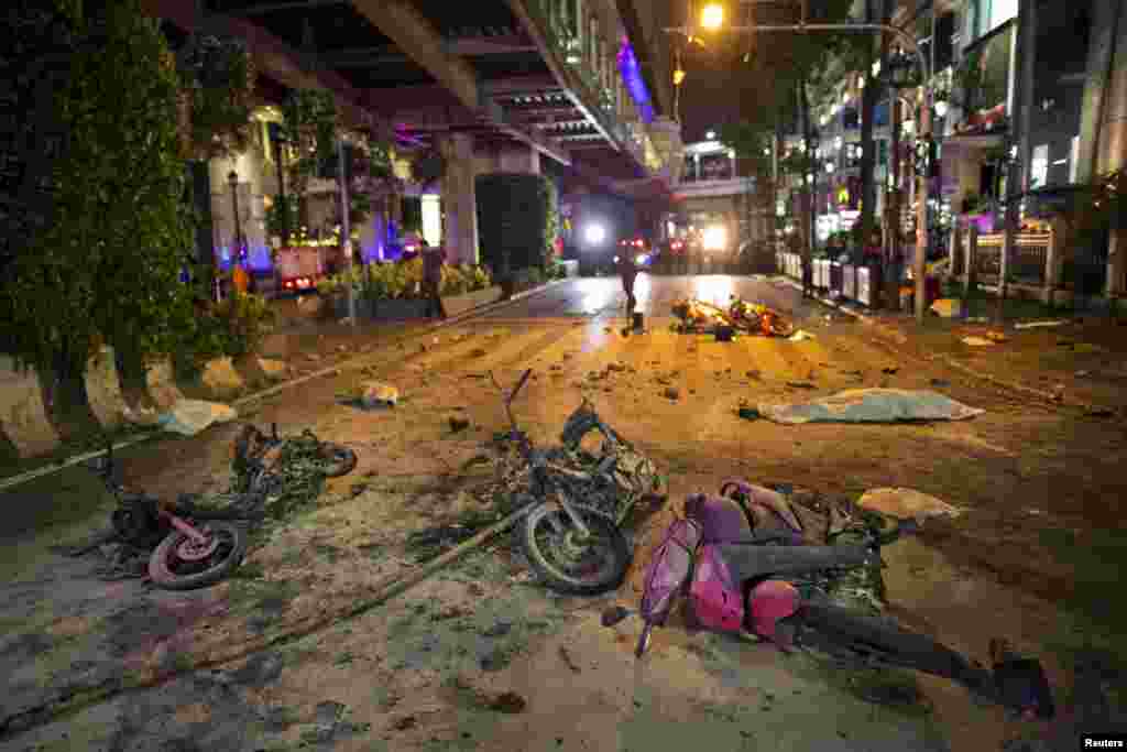 Sebuah sepeda motor yang membawa bom meledak di di luar kuil Hindu di pusat kota Bangkok, menewaskan sedikitnya 18 orang, menurut laporan polisi (17/8).