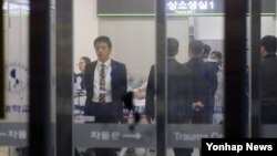 지난해 11월 판문점 공동경비구역(JSA)을 통해 귀순하다 북한군 총격으로 부상을 입은 오청성 씨 추정 인물이 수술실로 이동되고 있다. (자료사진) 