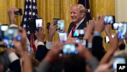 El presidente Donald Trump llega a la ceremonia de celebración del Mes de la Herencia Hispana en la Casa Blanca. Septiembre 17 de 2018.