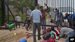 Estudantes tentam procurar refúgio na Embaixada americana no Burundi. 25 de Junho, 2015. 