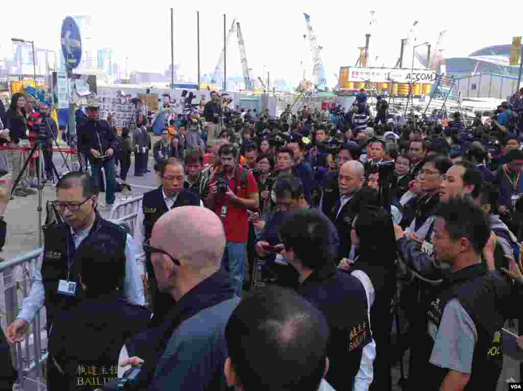 高等法院執達主任在金鐘中信大廈展開清理障礙物行動(美國之音海彥拍攝)