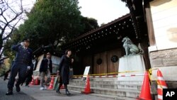 Seorang polisi tengah berpatroli di sekitar kuil Yasukuni, Tokyo pasca ledakan, 24 November 2015 (Foto: dok).