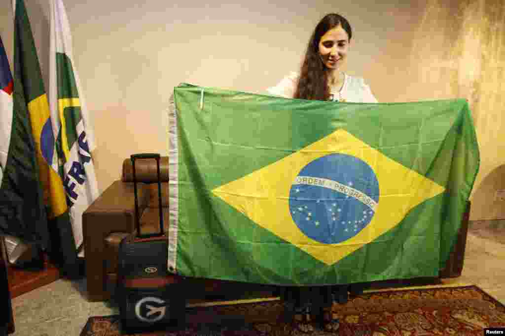 El primer país en visitar Yoani Sánchez es Brasil donde permanecerá por cinco días, de allí continuará con su travesía de 80 días de duración por 12 países y con el descubrimiento de una "internet libre", como señaló la propia Sánchez.
