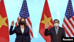 Makamu wa Rais wa Marekani Kamala Harris akutana na Waziri Mkuu wa Vietnam Pham Minh Chinh, Hanoi, Vietnam, Agosti, 25, 2021. REUTERS/Evelyn Hockstein/Pool