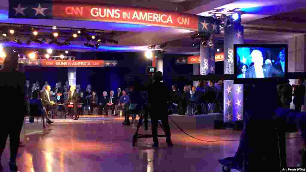 President Barack Obama, left, speaks during a CNN televised town hall meeting hosted by Anderson Cooper, right, at George Mason University in Fairfax, Va., Jan. 7, 2016.