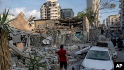 Izraelci pregledaju ruševine zgrade dan nakon što ju je pogodila raketa ispaljena iz pojasa Gaze, u Tel Avivu, Izrael, 8. oktobra 2023. godine.