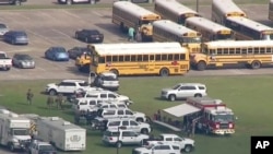 Esta imagen tomada de un video policial, oficiales responden al tiroteo en escuela secundaria cerca de Houston, Texas.