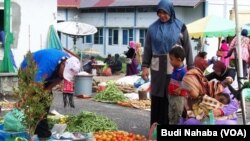 Para perempuan Aceh berbelanja di sebuah pasar (foto: VOA/Budi). Aturan jam malam bagi perempuan di Aceh dinilai telah membatasi ruang gerak perempuan.