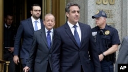 El abogado del presidente Donald Trump, Michael Cohen, sale de una corte federal en Nueva York. 