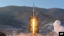 지난해 12월 북한 동창리의 은하3호 로켓 발사 장면. (자료사진)