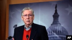 La votación de 51- 50 resulta favorable para el presidente Donald Trump y para el senador Mitch McConnell.