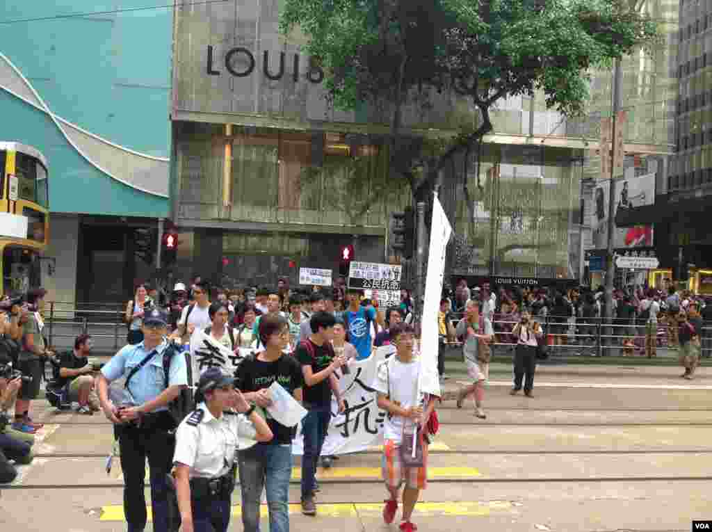 香港学联大专界罢课星期三继续在添马公园举行(美国之音图片/海彦拍摄)