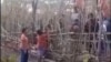 Masyarakat adat Pubabu berupaya memblokir alat berat untuk mencegah penggusuran di Desa Linamnutu, Kecamatan Amanuban Selatan, Kabupaten Timor Tengah Selatan, NTT. (Tangkapan layar via Zoom)
