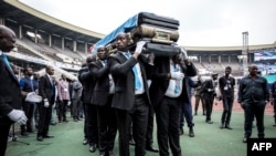 Jeneza la Kiongozi wa zamani wa Upinzani Etienne Tshisekedi likiwasili kwenye viwanja vya mashahidi mjini Kinshasa, Mei 1, 2019.