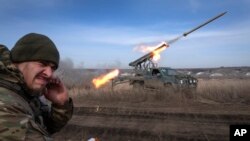 เจ้าหน้าที่ยูเครนจาก 56th Separate Motorized Infantry Mariupol Brigade ยิงจรวดจากรถกระบะไปยังเป้าหมายรัสเซีย บริเวณแนวหน้าสงครามในบาคห์มุต เขตปกครองดอแนตสก์ ยูเครน เมื่อ 5 มี.ค. 2024 (เอพี)