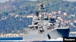 資料照：俄羅斯海軍最大登陸艇新切爾卡斯克號駛向位於地中海的土耳其伊斯坦堡。（2021年5月5日）