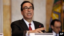 Menteri Keuangan AS Steve Mnuchin berbicara dalam pertemuan Dewan Pengawas Stabilitas Keuangan, 16 Oktober 2018, di Departemen Keuangan di Washington. 