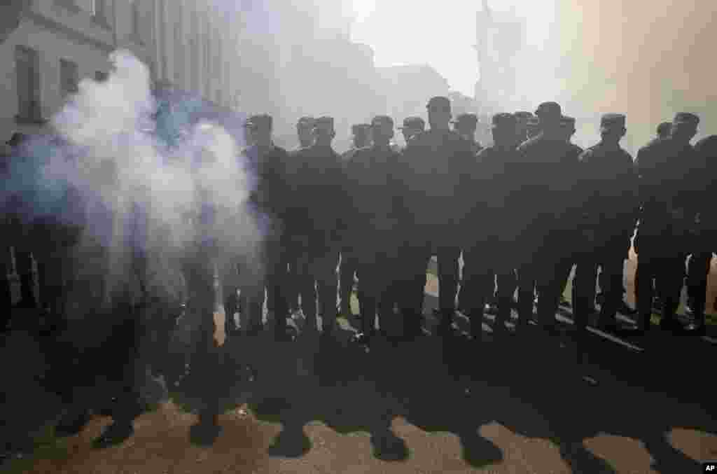 The National Guard protect the presidential office in Kyiv, Sept. 17, 2014.
