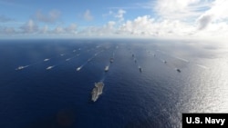 2016年環太軍演中艦隊編隊航行。（美國海軍照片）